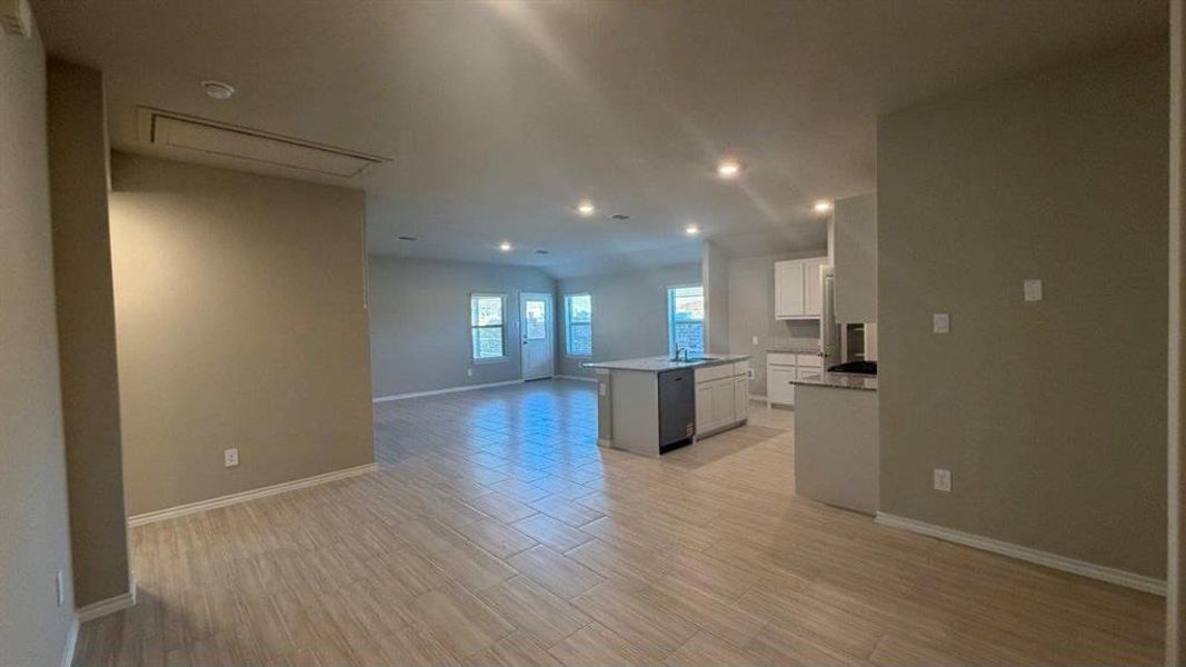 Spacious, unfurnished interior of a new home in Hickory Grove, Krum (Image 6).