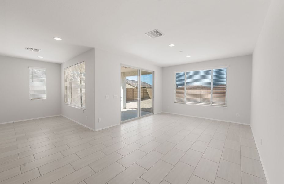 Spacious, unfurnished interior of a new home in Sun City Anthem at Merrill Ranch, Florence (Image 21).