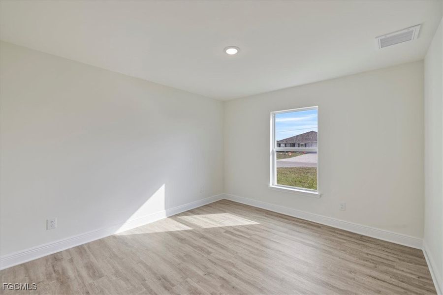 Spacious, unfurnished interior of a new home in Cape Coral, Cape Coral (Image 24).
