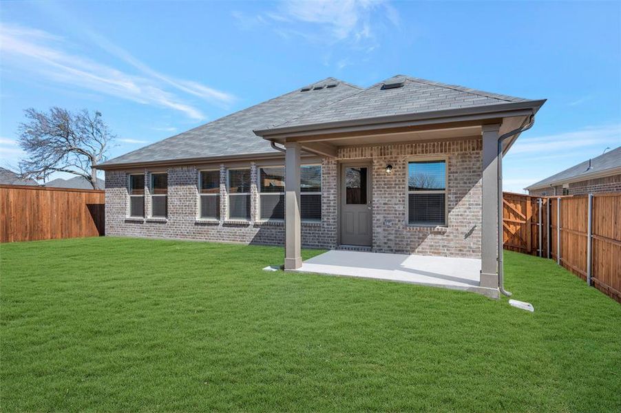 Exterior details and patio area of a home in Sanderos, Fort Worth (Image 22).