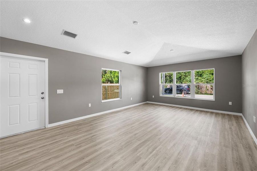Spacious, unfurnished interior of a new home in , Sarasota (Image 18).