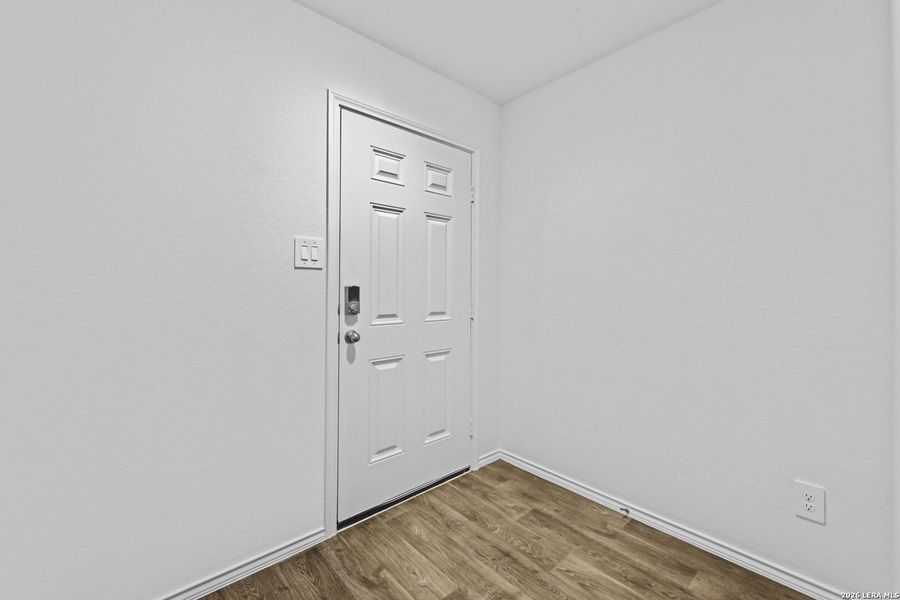 Spacious, unfurnished interior of a new home in Avenida, Converse (Image 13).