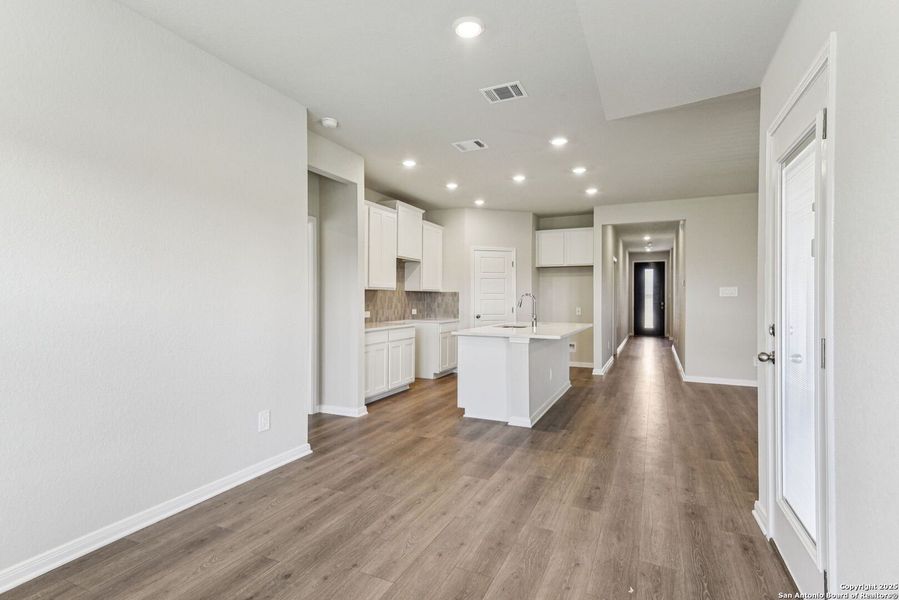 Spacious, unfurnished interior of a new home in Remington Ranch, San Antonio (Image 24).
