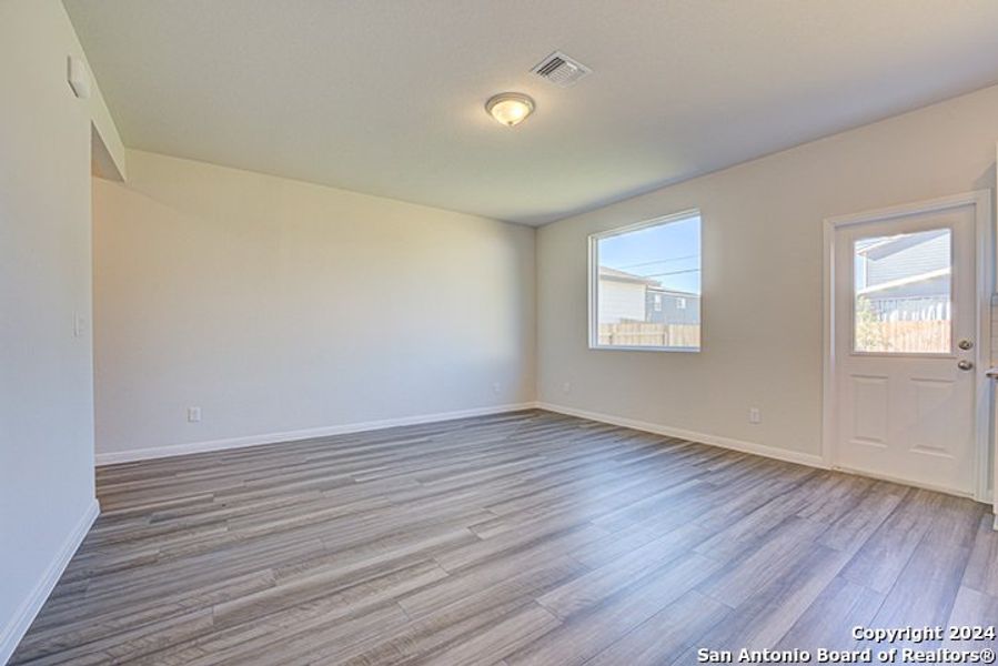 Spacious, unfurnished interior of a new home in Blue Ridge Ranch, San Antonio (Image 24).
