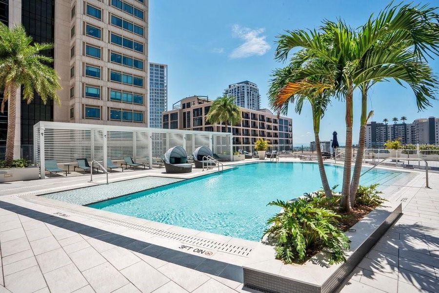 Condo located in St. Petersburg, FL showcasing its design and architecture (Image 3).