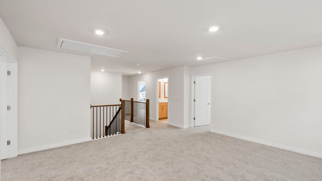 Spacious, unfurnished interior of a new home in Hemlock, Williamston (Image 25).