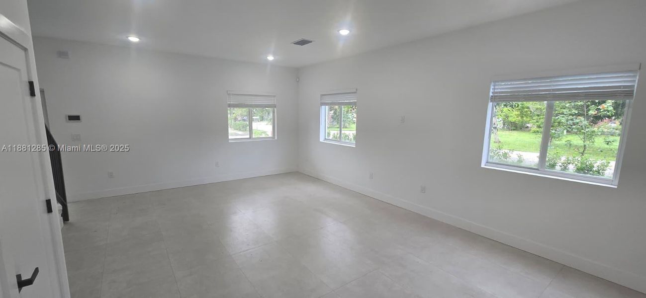Spacious, unfurnished interior of a new home in , Pompano Beach (Image 10).
