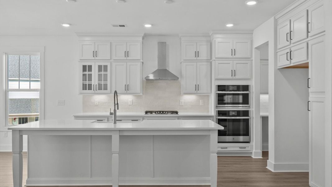Exceptional kitchen featuring a spacious island and modern finishes