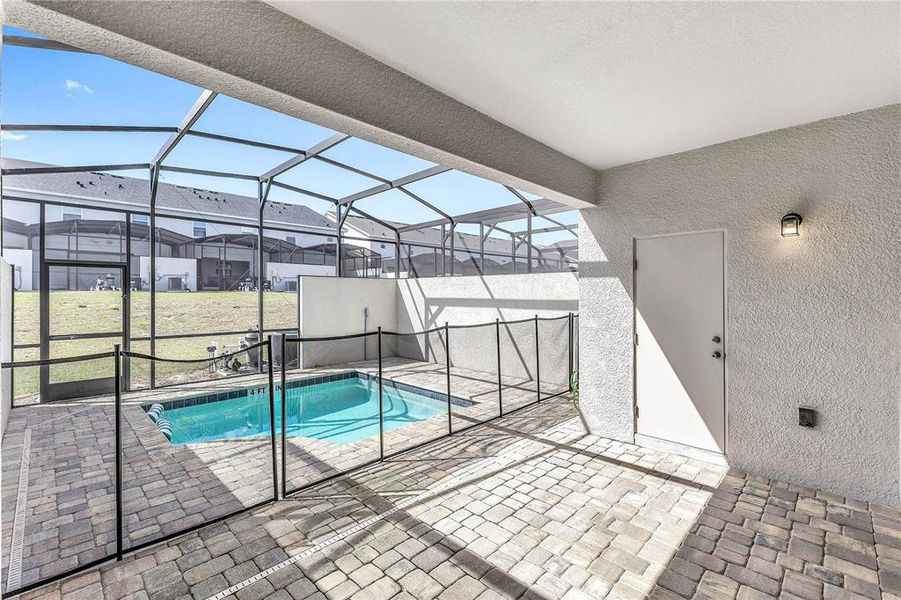 Exterior details and patio area of a home in , Kissimmee (Image 3).