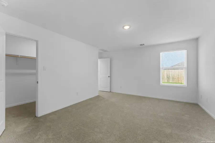 Spacious, unfurnished interior of a new home in Sky Ranch, New Braunfels (Image 25).
