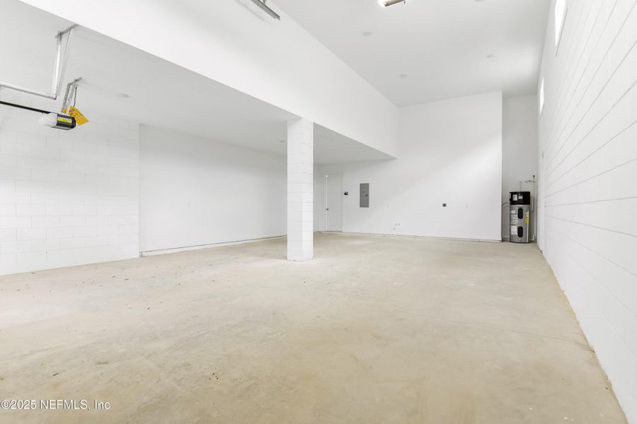 Spacious, unfurnished interior of a new home in Seasons at Grandview Gardens, Deland (Image 12).