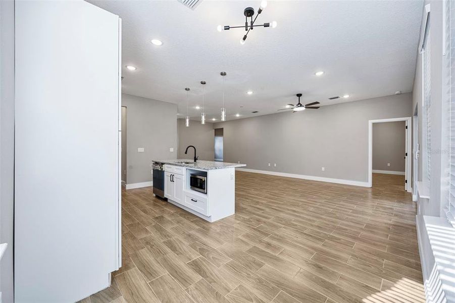 Spacious, unfurnished interior of a new home in , Tampa (Image 26).