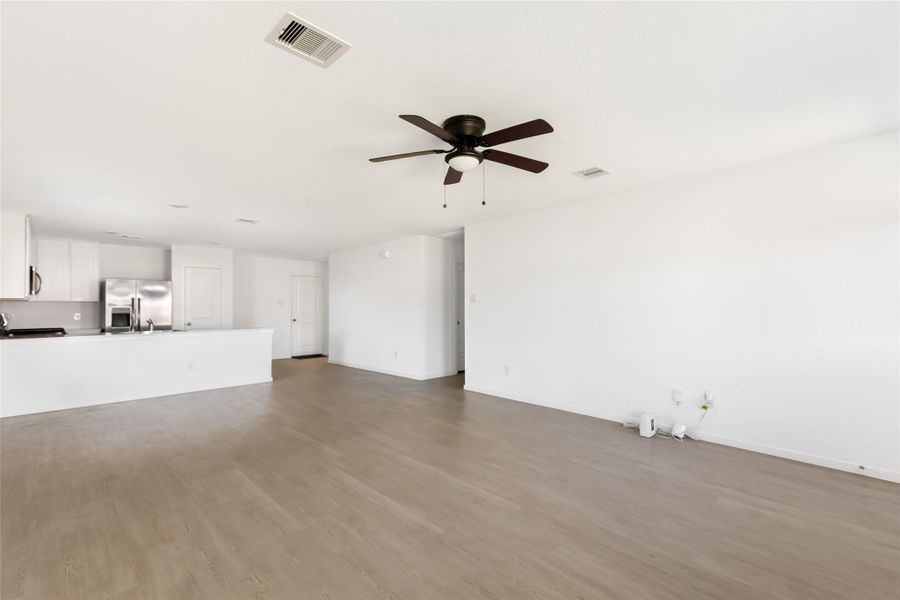 Spacious, unfurnished interior of a new home in Tavola, New Caney (Image 11).