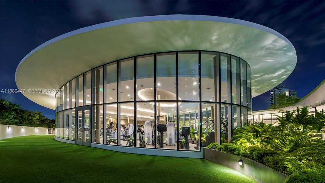 Condo located in Miami, FL showcasing its design and architecture (Image 4).