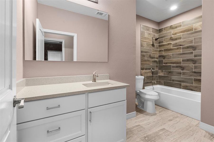 Furnished interior view inside a new home in , Corsicana (Image 5).