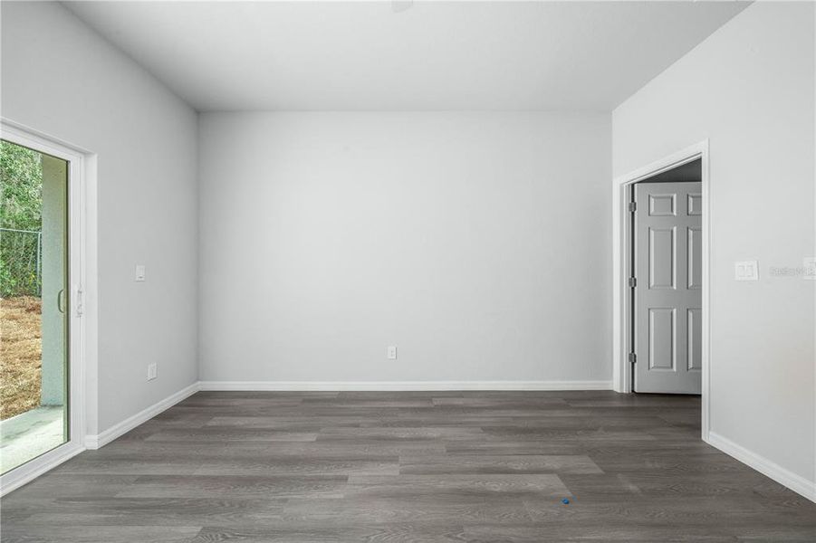 Spacious, unfurnished interior of a new home in , Sebring (Image 49).