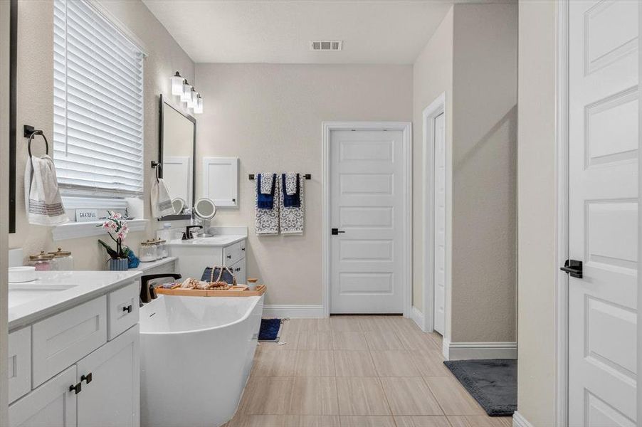 Furnished interior view inside a new home in Oaks of North Grove, Waxahachie (Image 29).