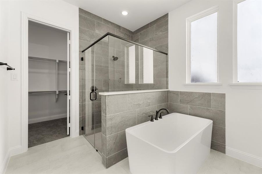 16. 2213 Clairmount - Bath (2)