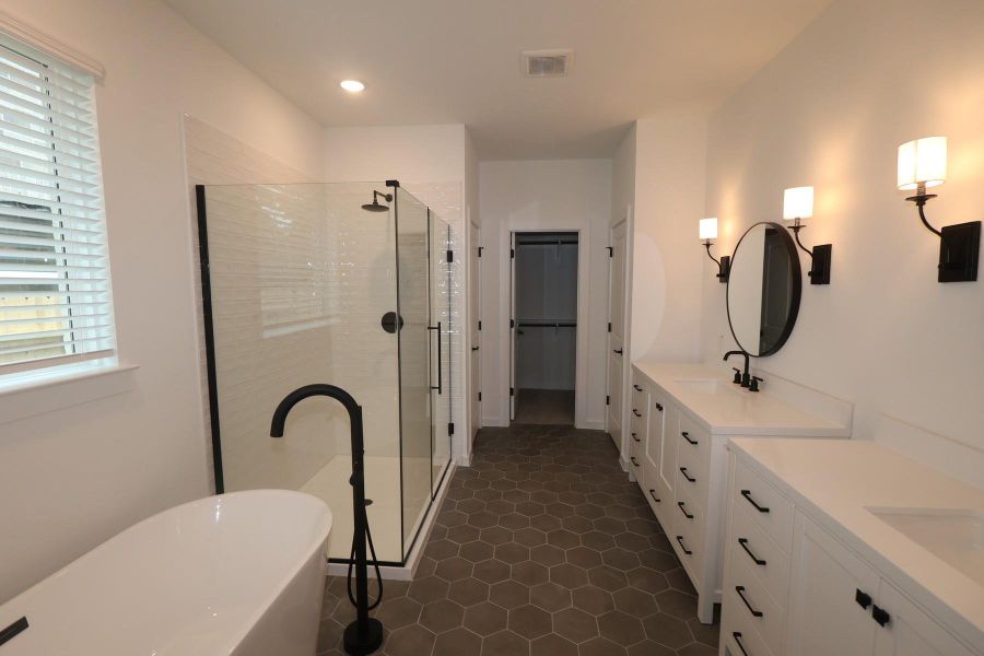 Luxurious primary bath