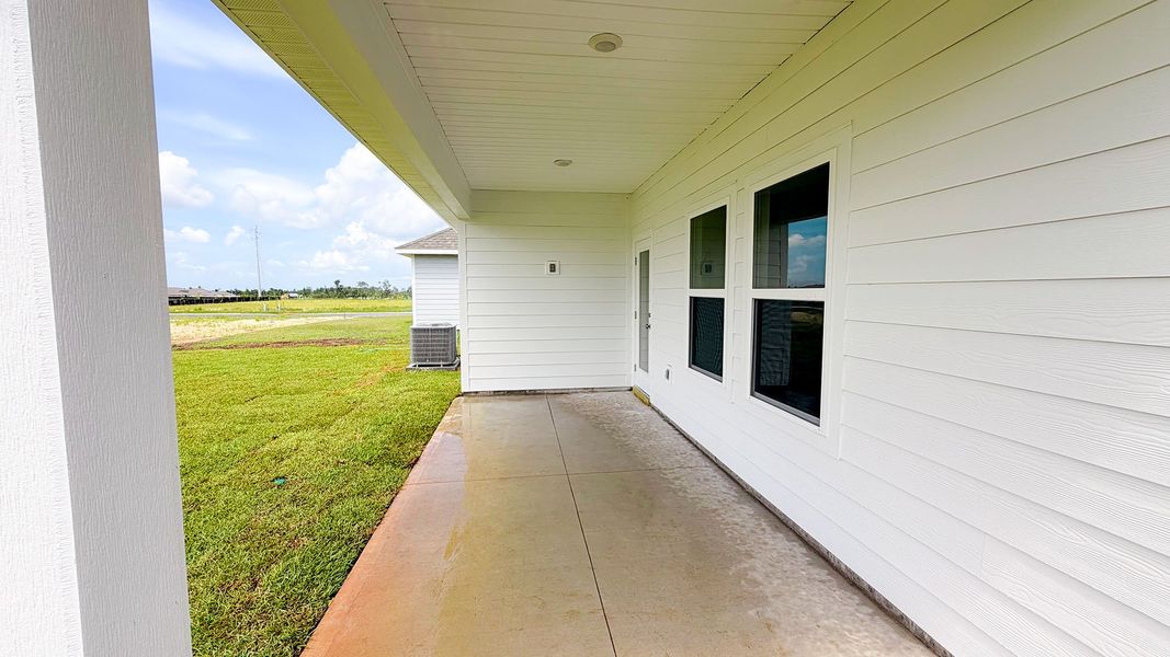 Exterior details and patio area of a home in Titus Park, Panama City (Image 6).