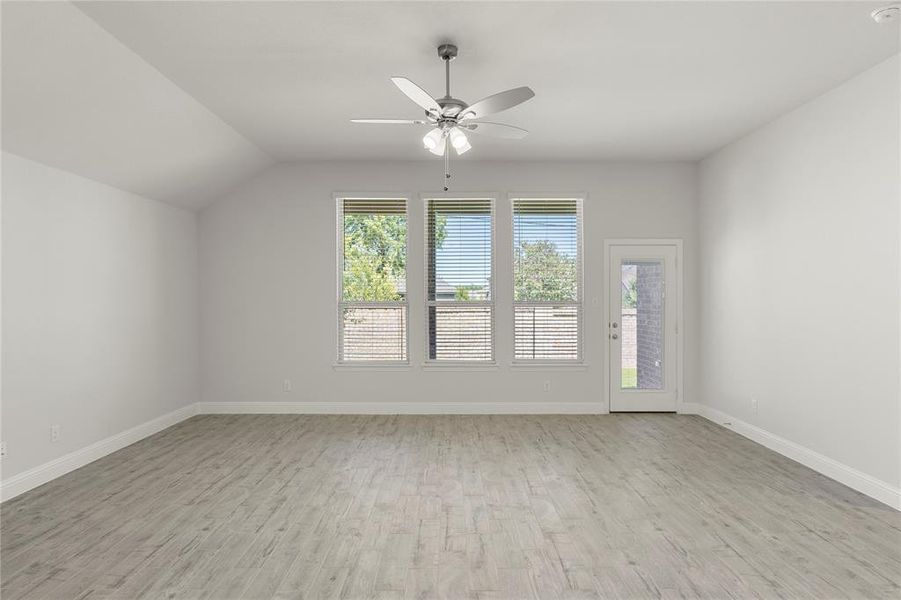 Spacious, unfurnished interior of a new home in Arcadia Trails, Balch Springs (Image 25).