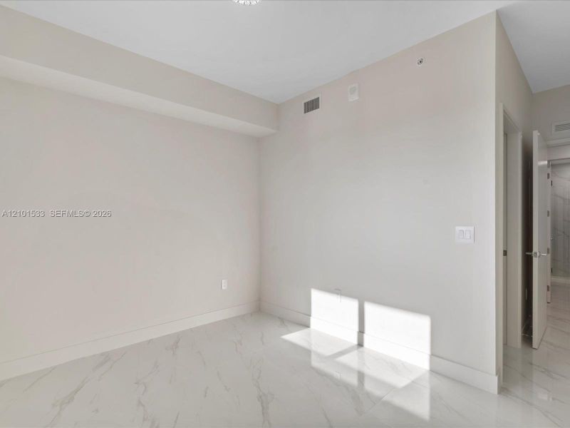 Spacious, unfurnished interior of a new home in Aria Reserve, Miami (Image 21).