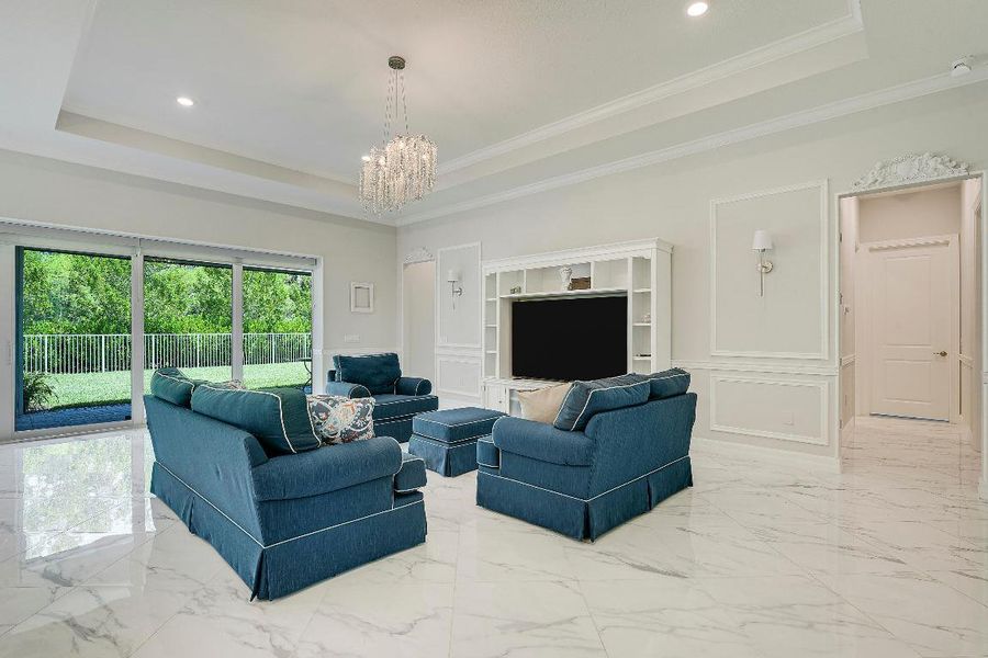 SPACIOUS LIVING W/VIEWS