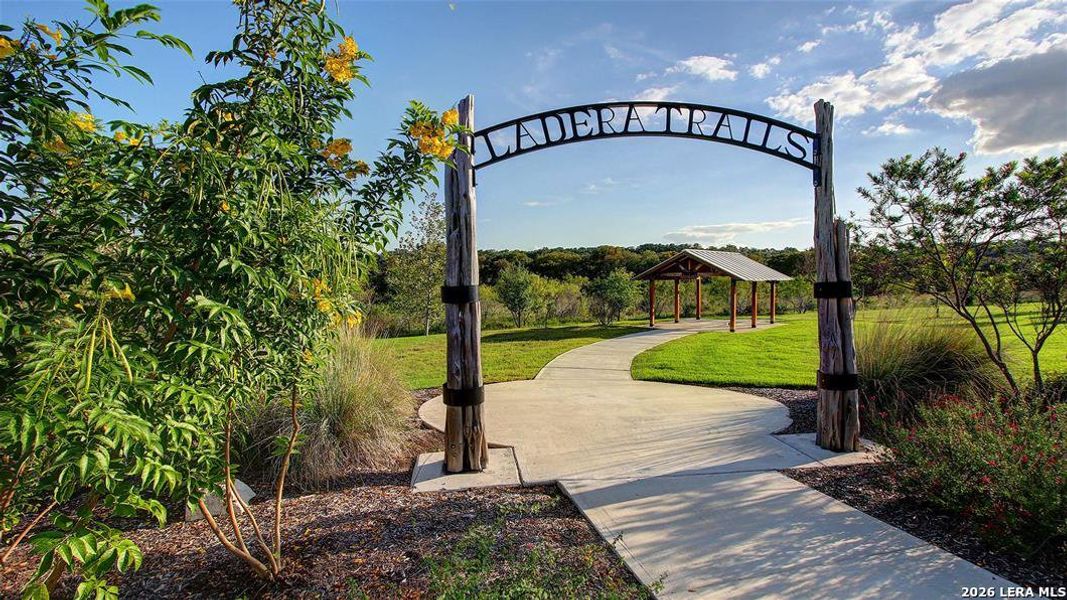 Community amenities in Ladera 40', San Antonio (Image 6).