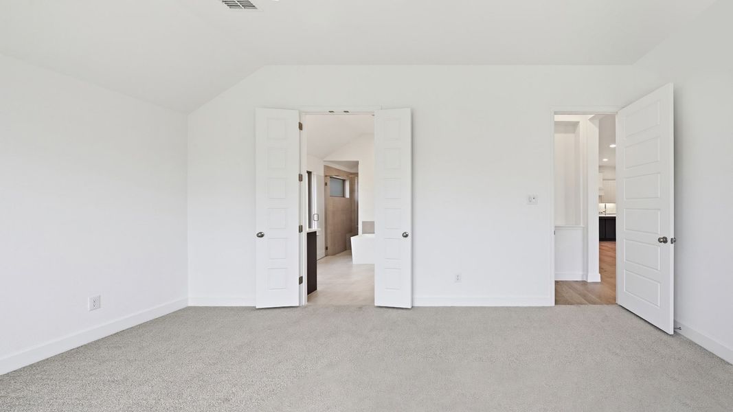 Spacious, unfurnished interior of a new home in Myrtle Creek, Waxahachie (Image 22).