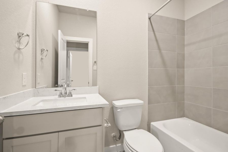 Furnished interior view inside a new home in Westridge Cove 40', Conroe (Image 4).