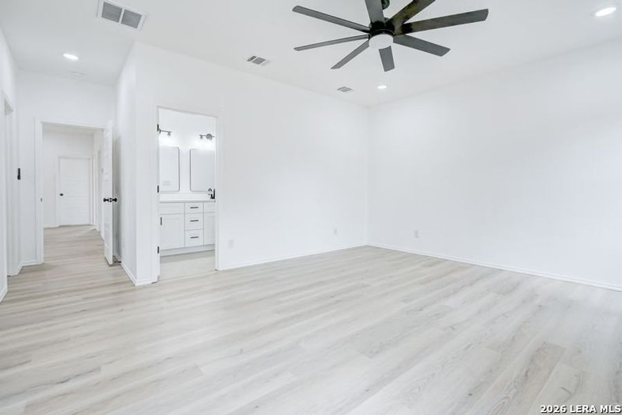 Spacious, unfurnished interior of a new home in , San Antonio (Image 25).
