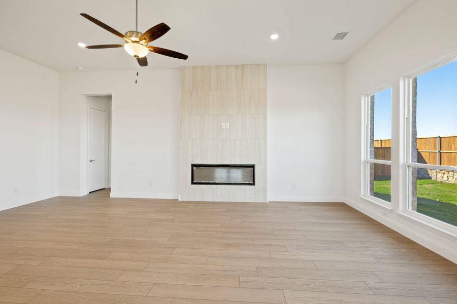 Spacious, unfurnished interior of a new home in Myrtle Creek, Waxahachie (Image 35).