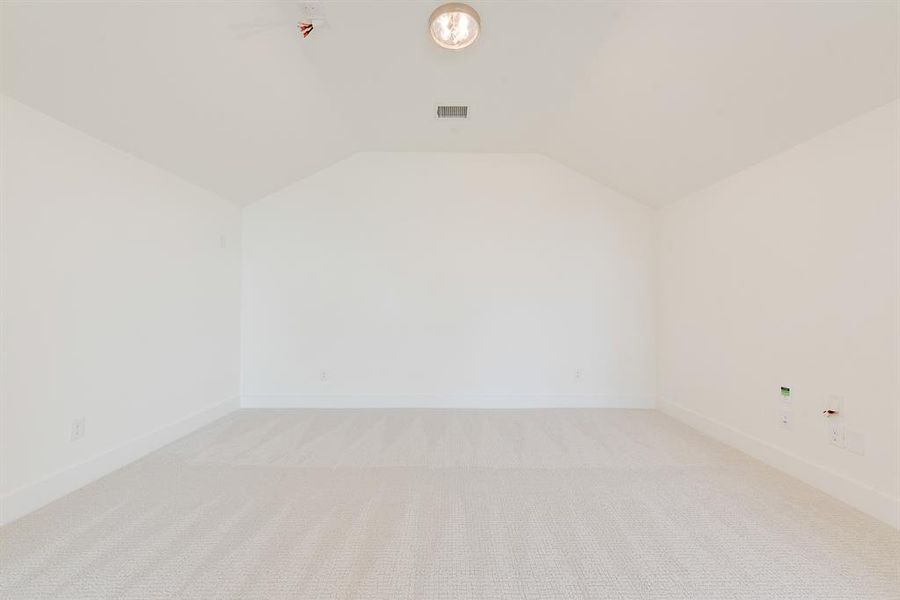 Spacious, unfurnished interior of a new home in Quail Hollow, Rockwall (Image 32).