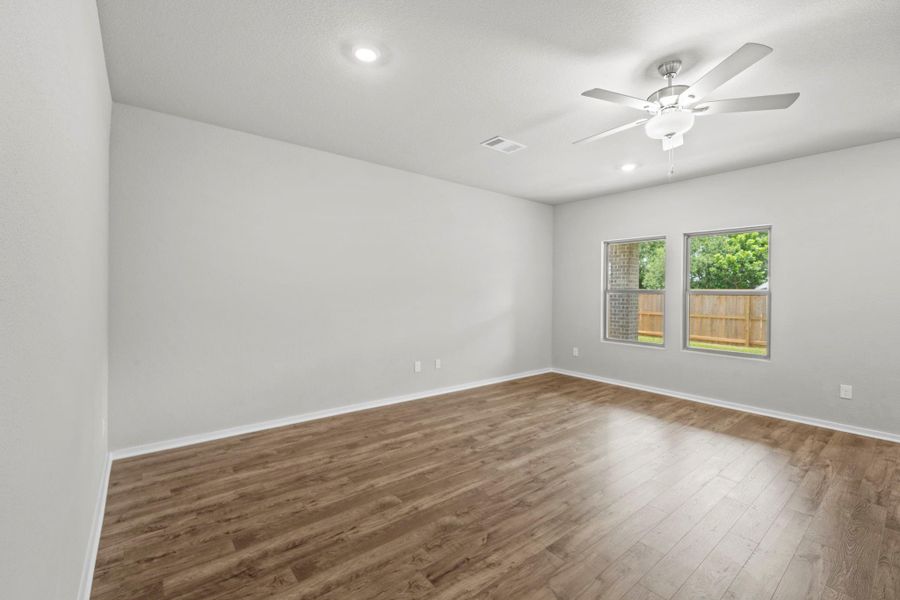 Spacious, unfurnished interior of a new home in Laurel Landing, Alvin (Image 16). Spacious, unfurnished interior of a new home in Laurel Landing, Alvin (Image 16).