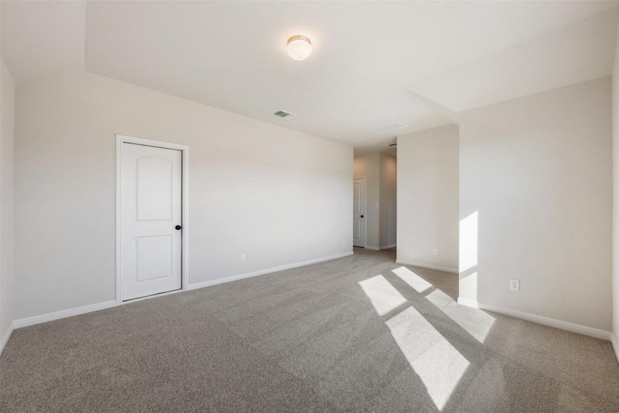 Spacious, unfurnished interior of a new home in The Colony 50s, Bastrop (Image 9).
