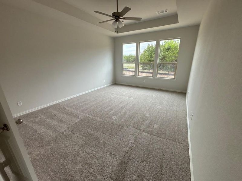 Spacious, unfurnished interior of a new home in Waterford Park, Weatherford (Image 9).