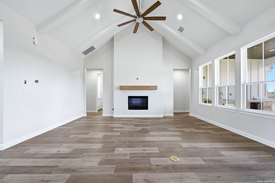 Spacious, unfurnished interior of a new home in , Floresville (Image 25).