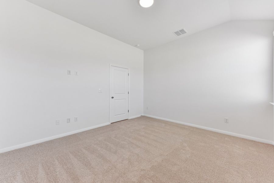 Spacious, unfurnished interior of a new home in Porter Country, Buda (Image 34).