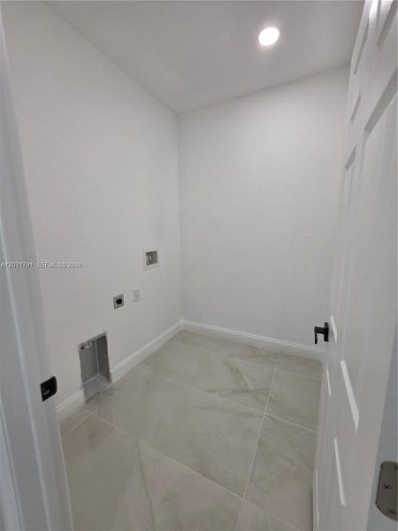 Spacious, unfurnished interior of a new home in , Lehigh Acres (Image 36).