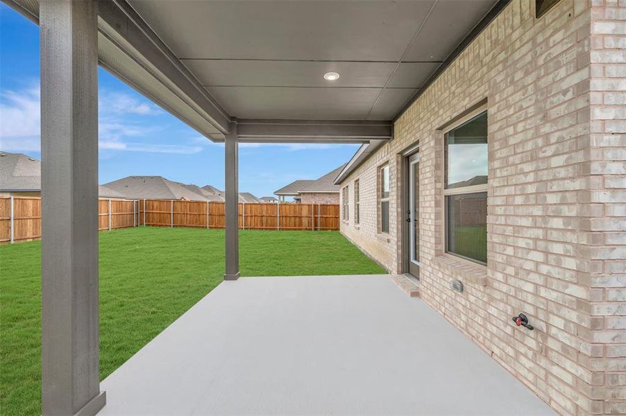 Exterior details and patio area of a home in Rolling Ridge, Van Alstyne (Image 3).