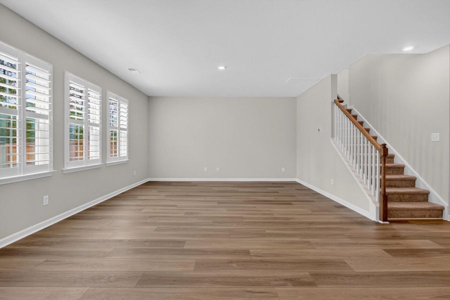 Spacious, unfurnished interior of a new home in Lindera Preserve at Cane Bay Plantation, Summerville (Image 24).