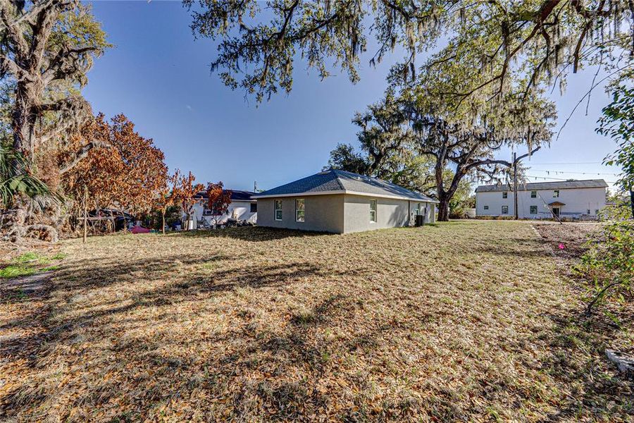 Exterior details and patio area of a home in , Bartow (Image 20).