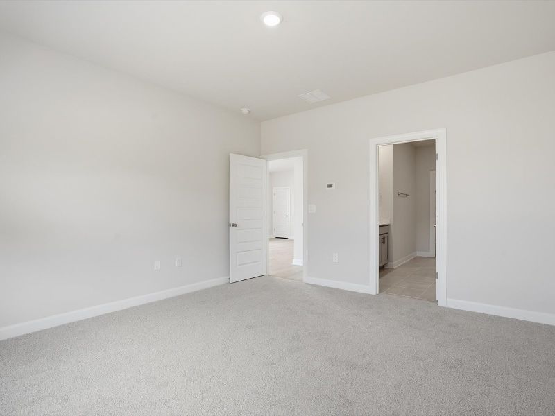 Spacious, unfurnished interior of a new home in Village at White Pine, Pendleton (Image 17).