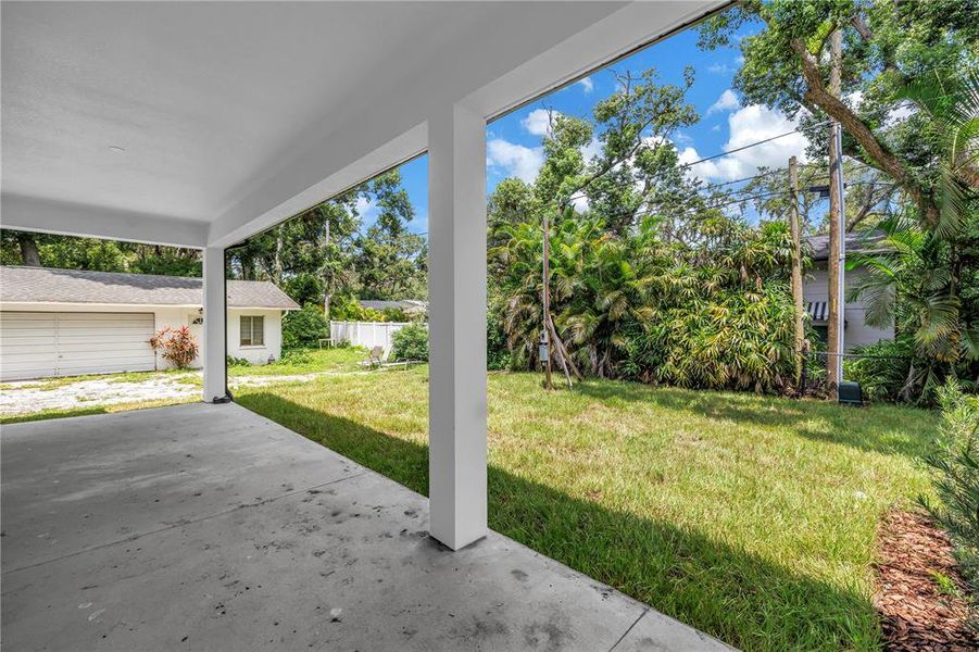 Exterior details and patio area of a home in , St. Petersburg (Image 4).