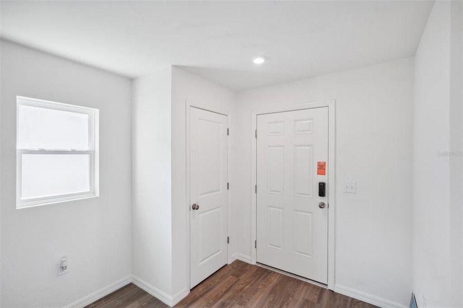 Spacious, unfurnished interior of a new home in Eagle Hammock, Eagle Lake (Image 23).
