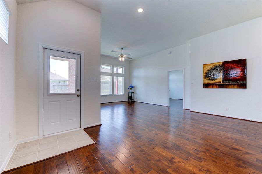 Spacious, unfurnished interior of a new home in Sunterra, Katy (Image 14).