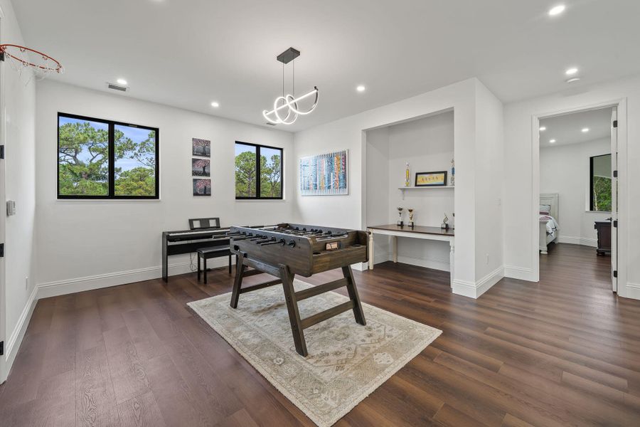 Nice 2nd FL Loft Area