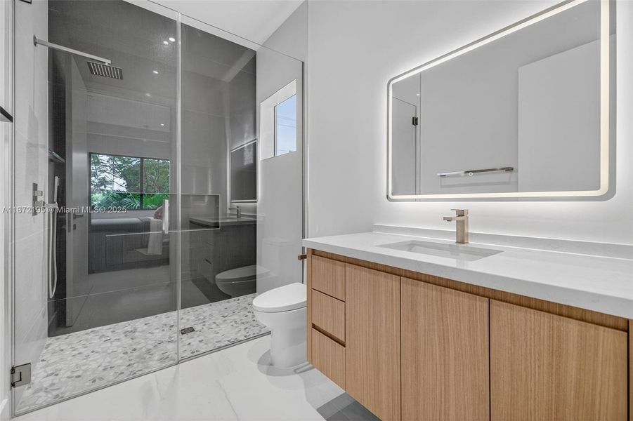 3rd Suite w/walk in closet & bath