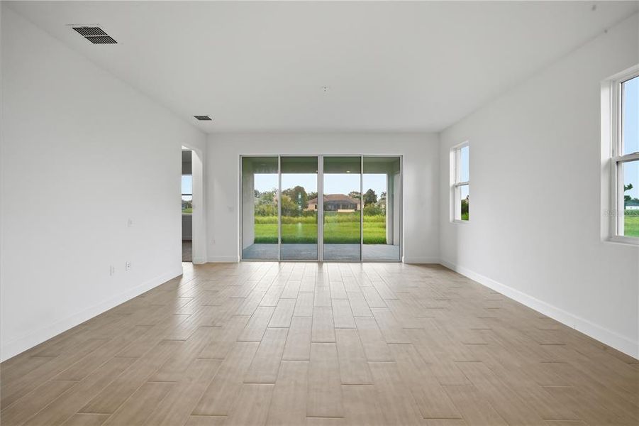 Spacious, unfurnished interior of a new home in Glen Lakes, Weeki Wachee (Image 18).