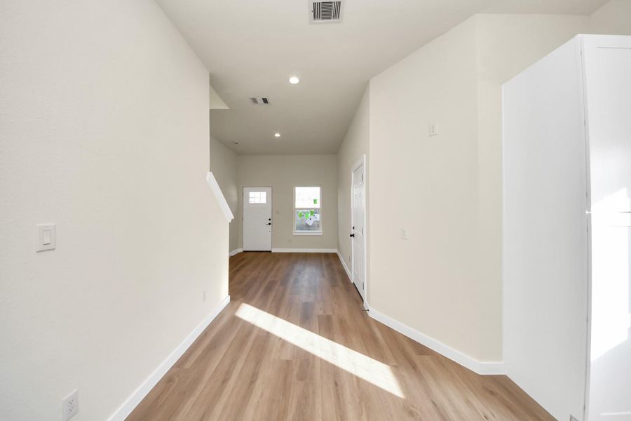 Spacious, unfurnished interior of a new home in , Houston (Image 17).